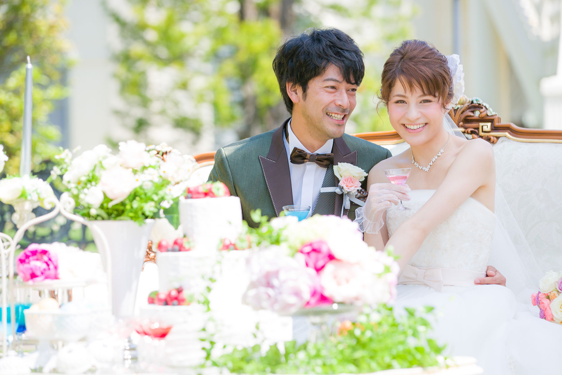 ガーデンパーティーを楽しむ新郎新婦