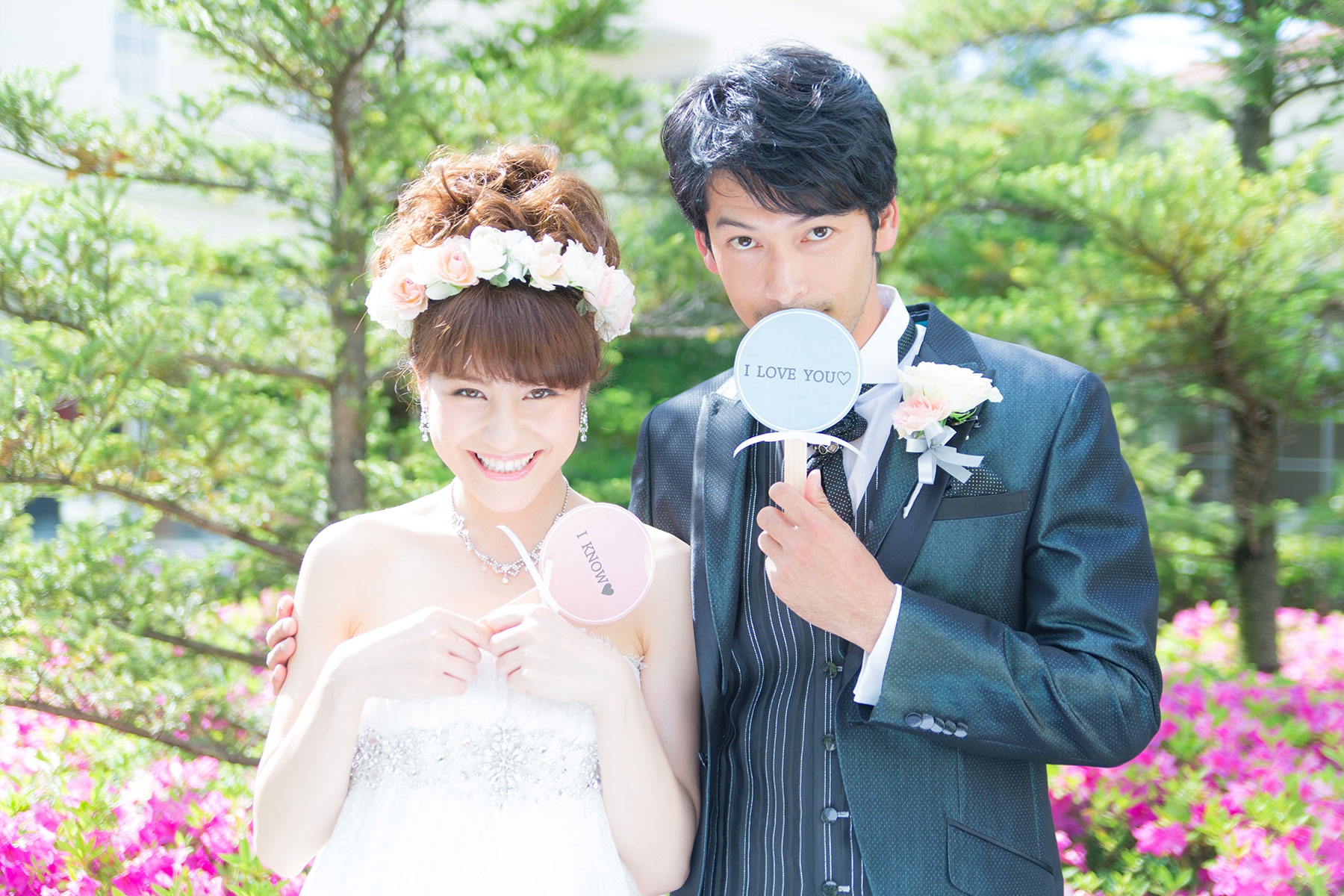 ガーデンで笑顔を見せる新郎新婦