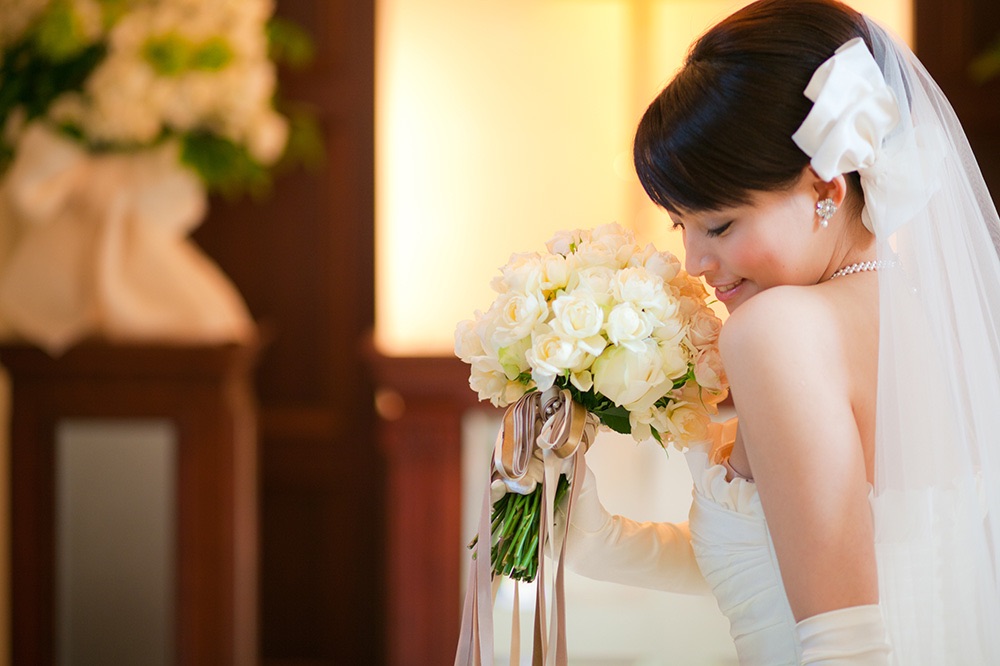 ブーケに微笑む花嫁