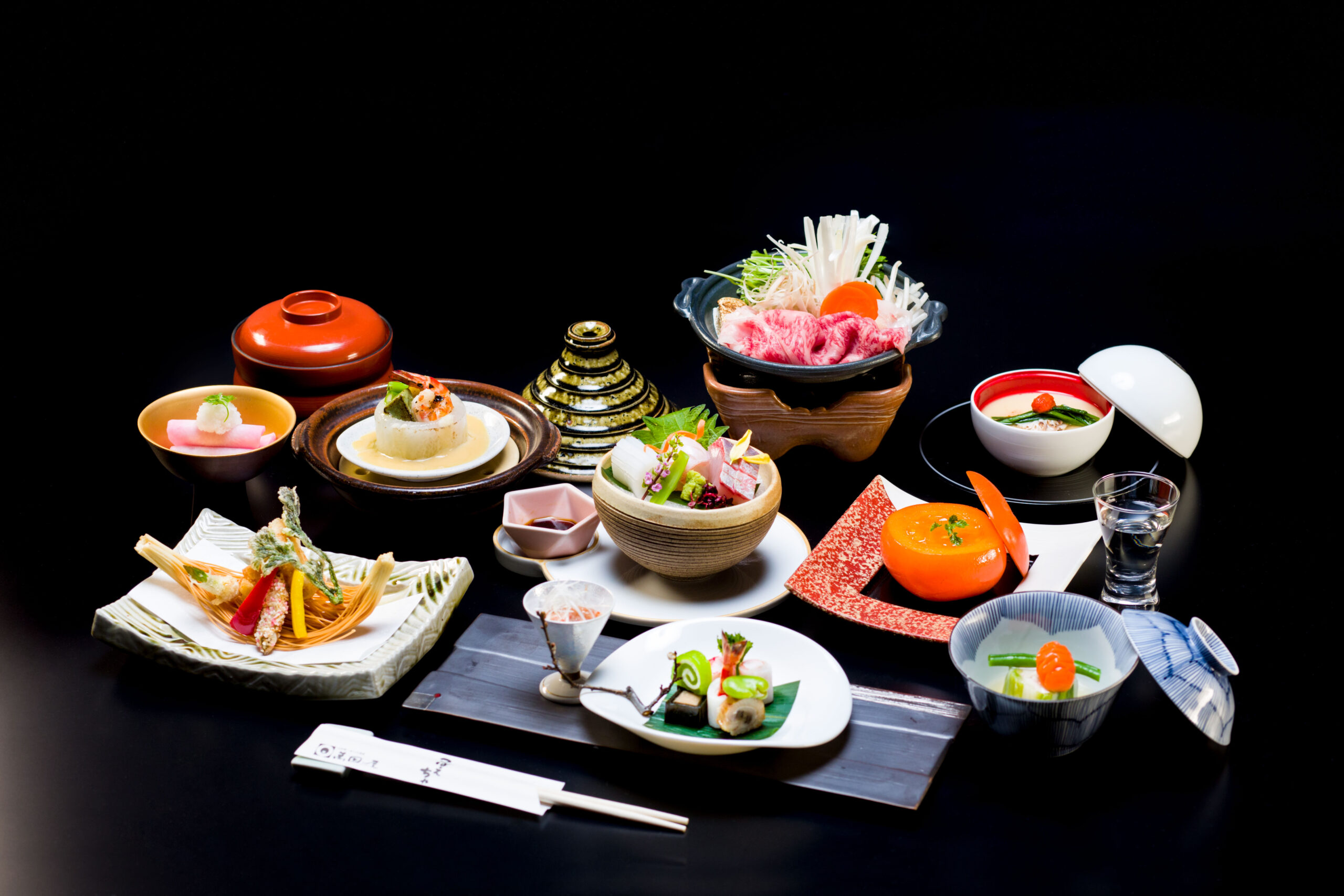 黒背景に盛り付けた会席料理