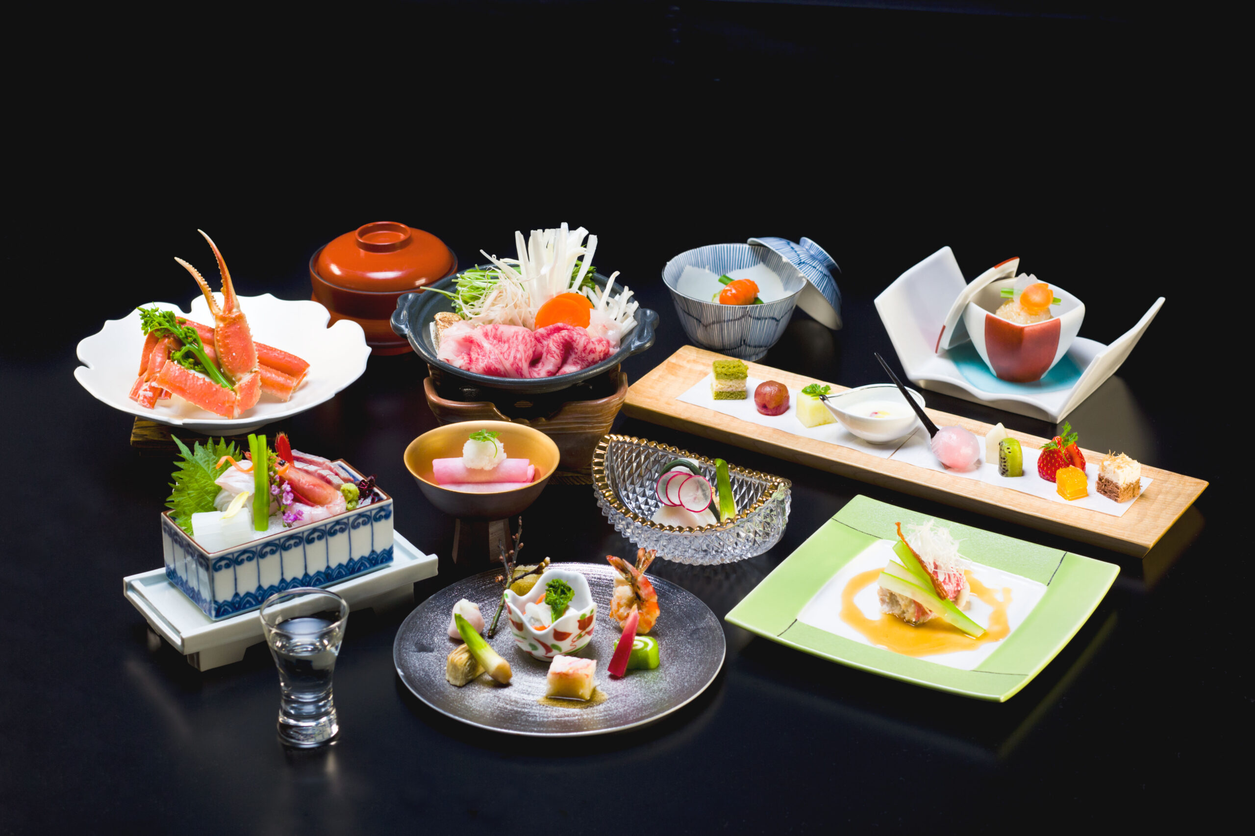 蟹と和牛を中心に盛り付けた会席料理