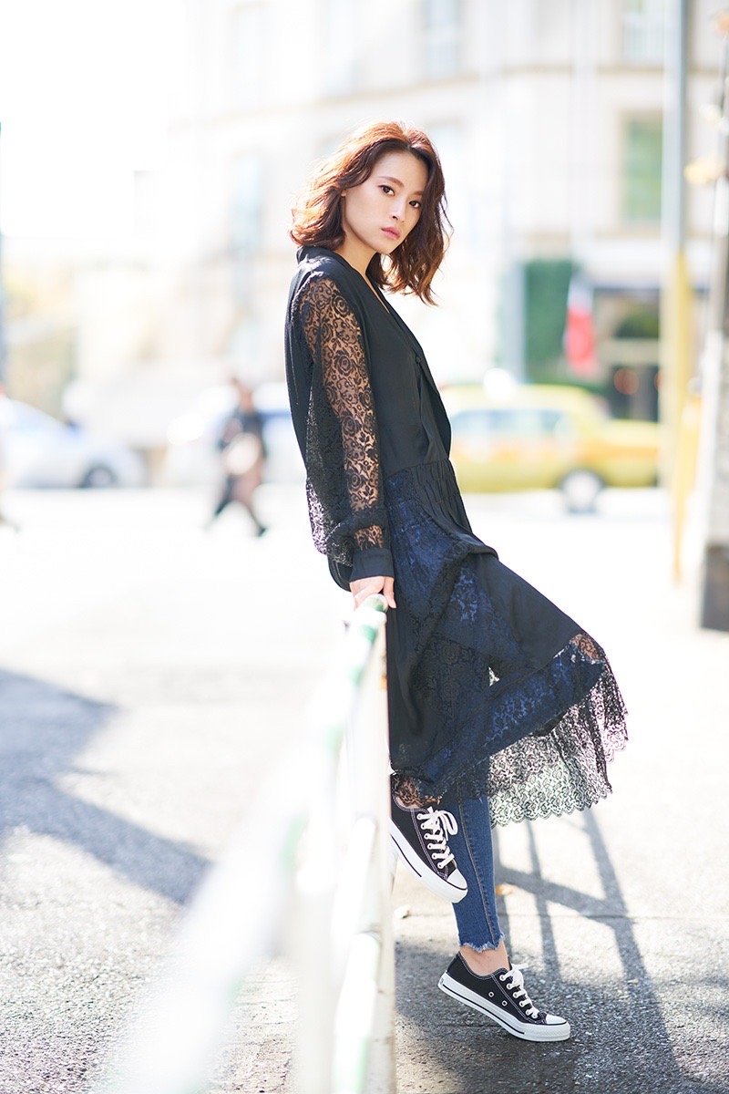 横を向いて立つ女性のポートレート