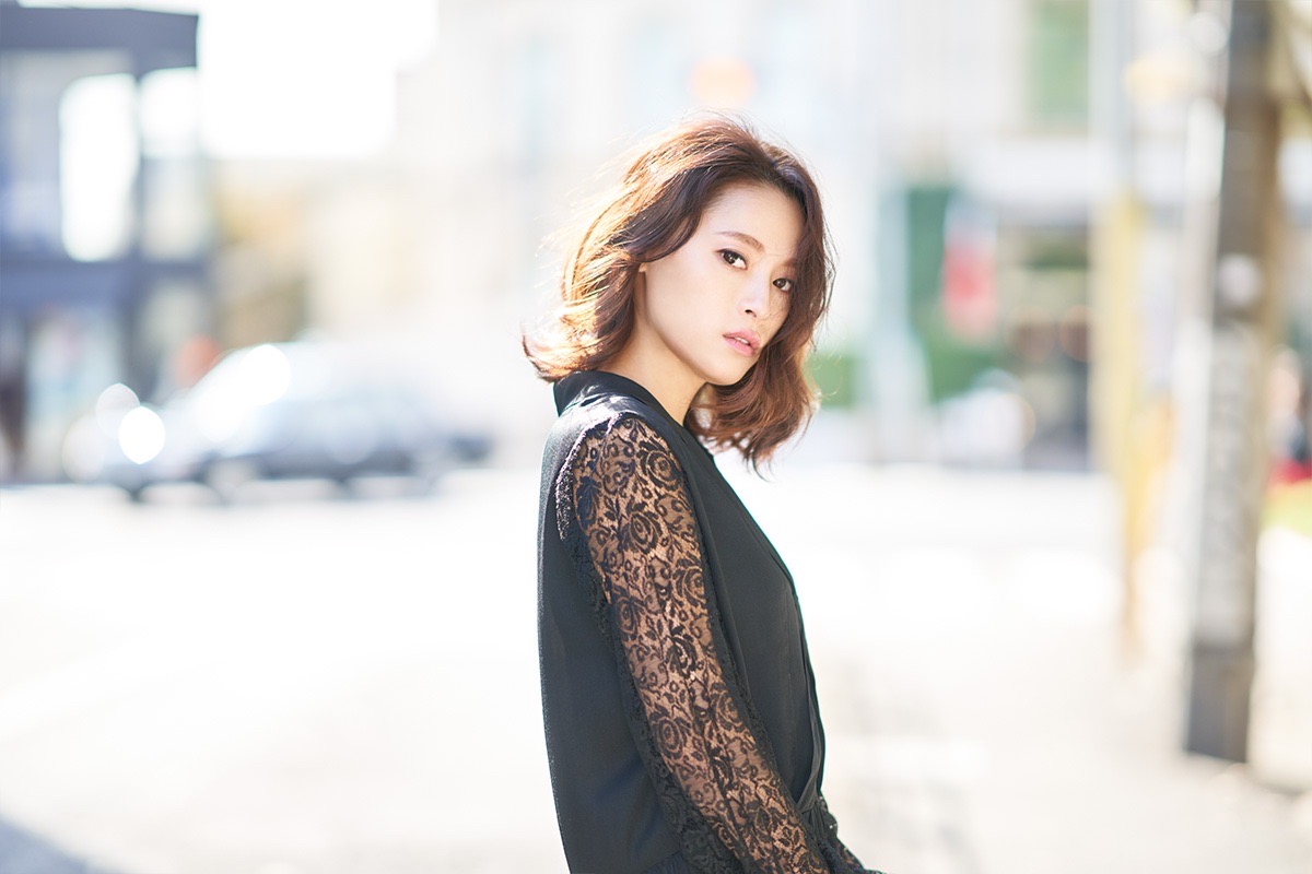 日差しの中で撮影した女性のポートレート