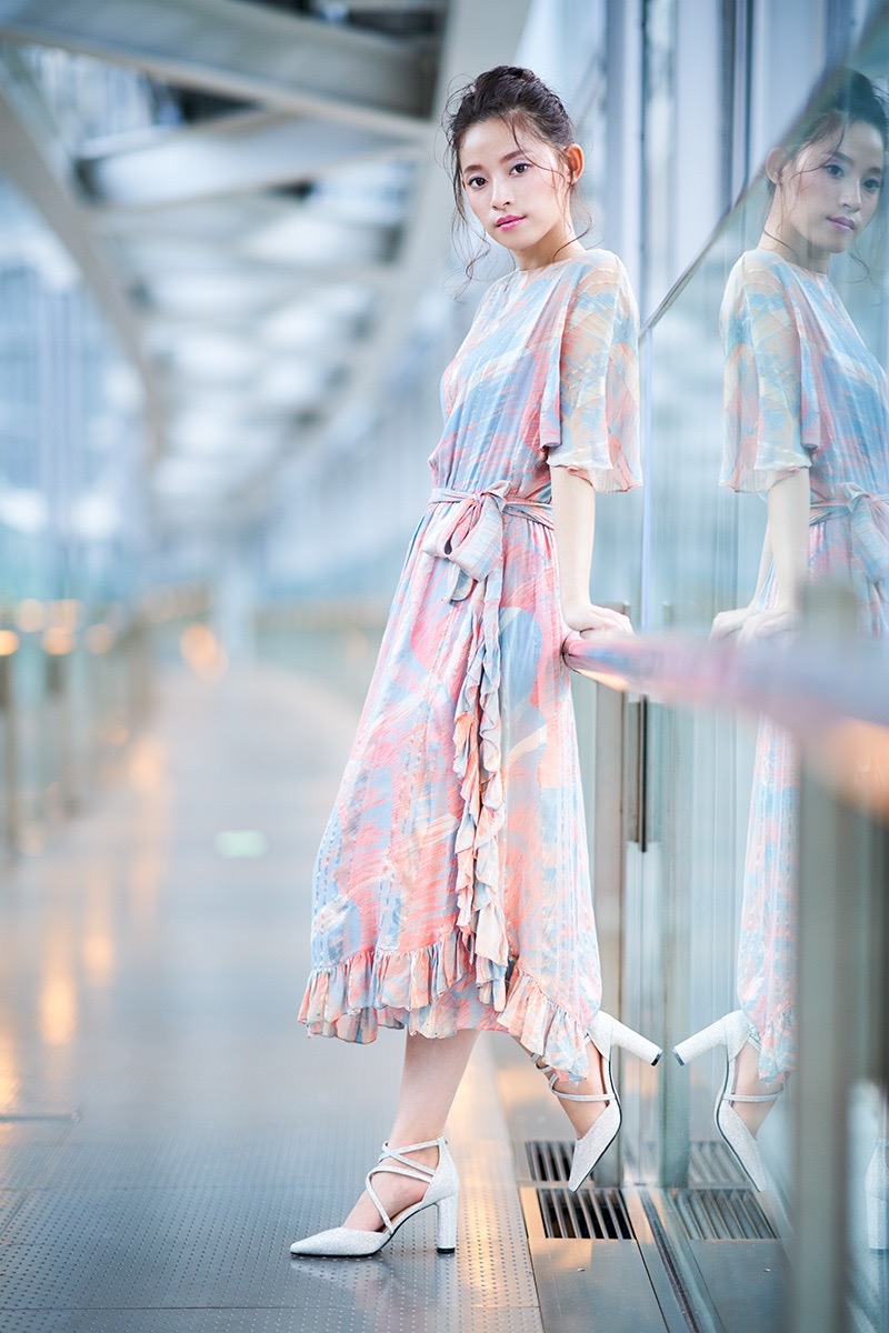 街中に立つ女性の全身ポートレート