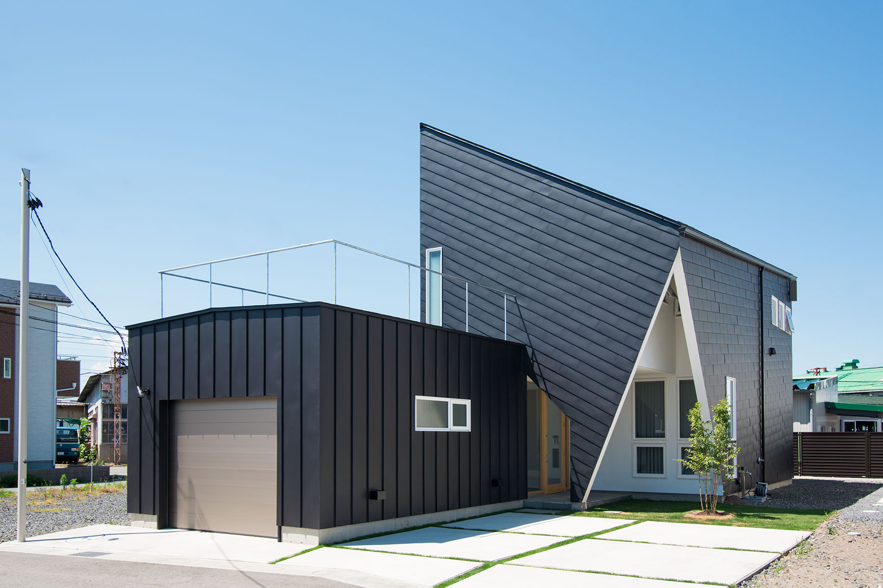 黒い外壁と三角屋根が印象的な住宅外観