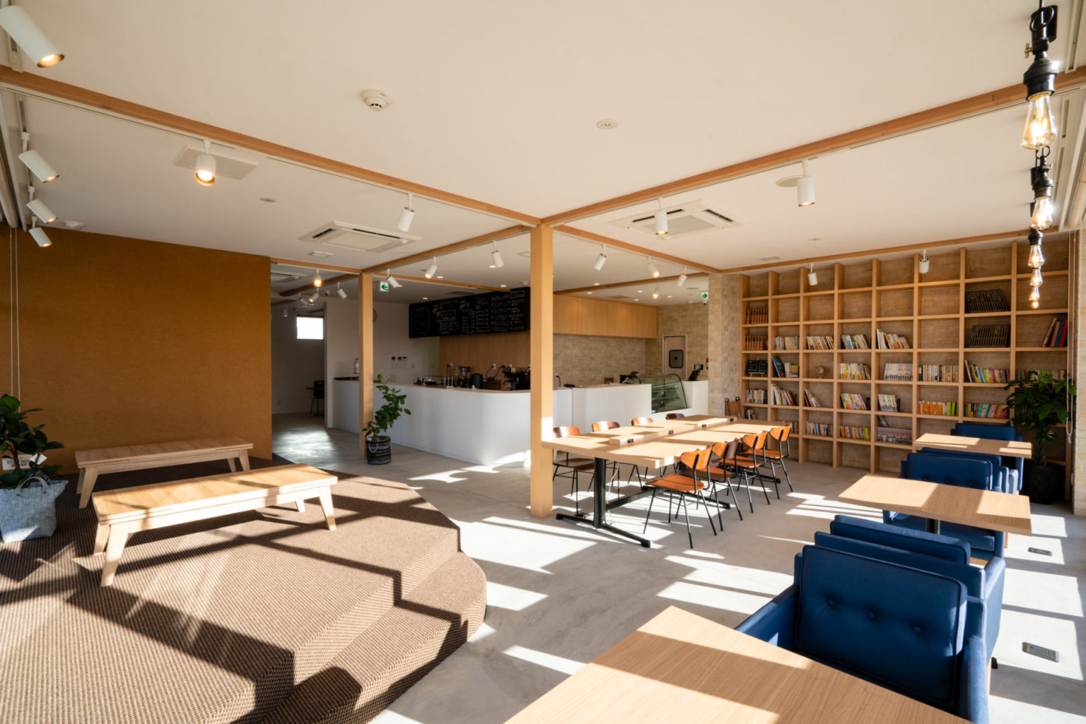 小上がりから見渡すカフェ全景